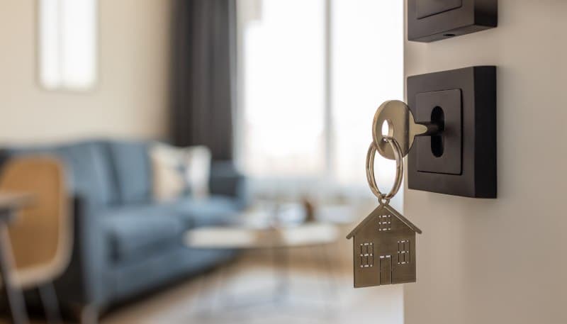 πόρτα που ανοίγει και δείχνει σπιτι ενοικιαζομενο μεσω airbnb