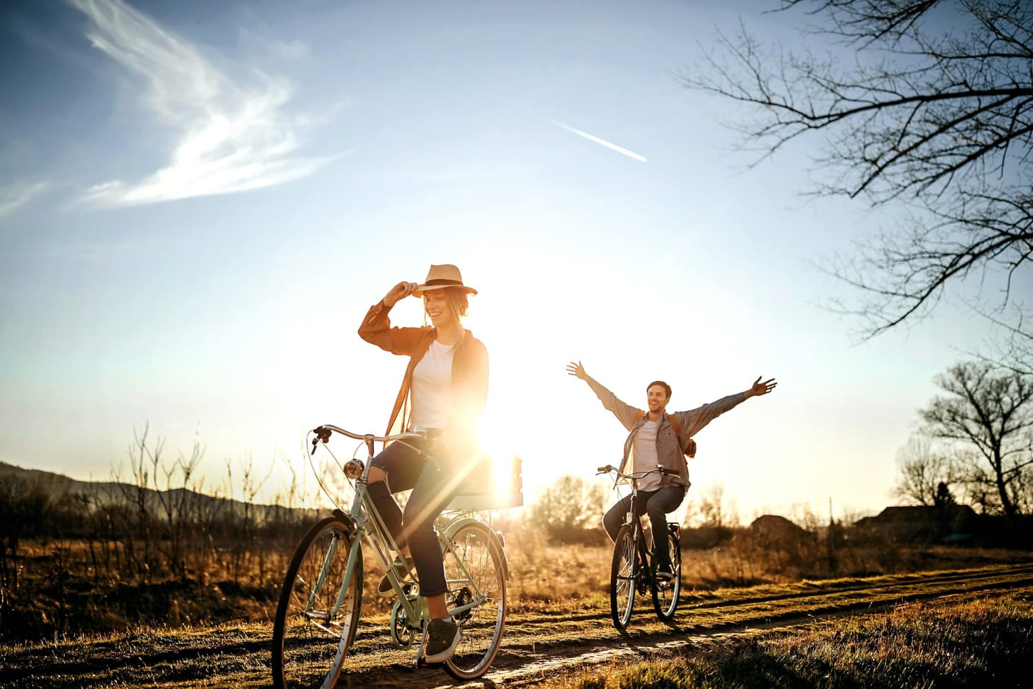 ζευγάρι πάνω σε ποδήλατα απολαμβάνει τη διαδρομή